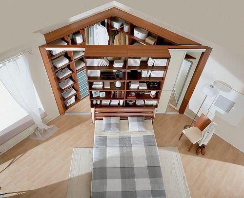 На фото показано, как угловая гардеробная в спальне позволяет сэкономить полезную площадь (отличный вариант для маленьких спален).