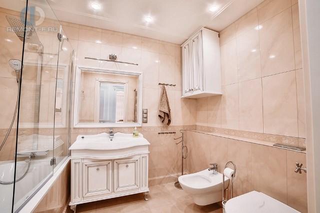 Интерьер светлой ванной комнаты в квартире на ул. Новочеремушкинской