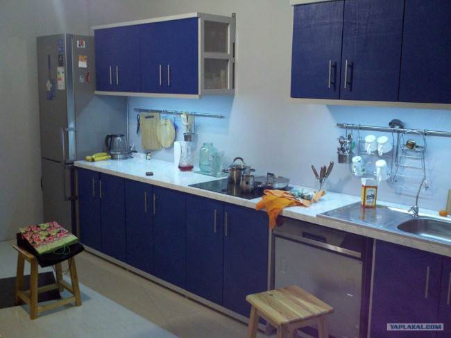 Кухня из фанеры окрашенная в синий цвет
