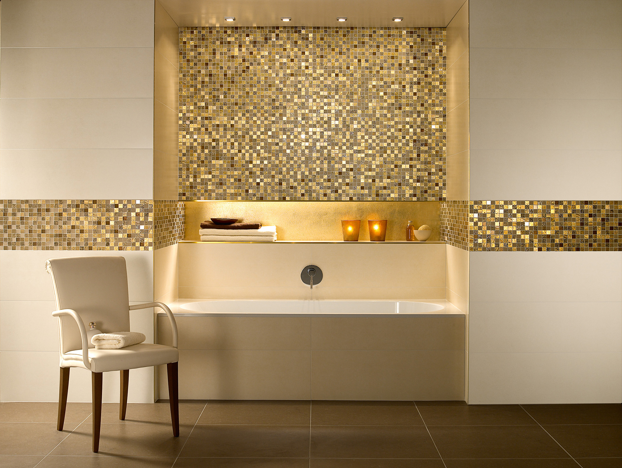 Золотистая мозаика в ванной комнате