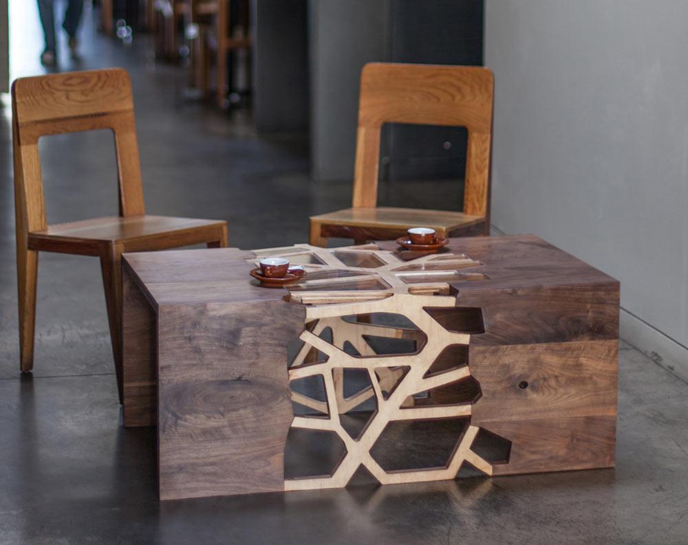 Современный кофейный столик из дерева и стекла