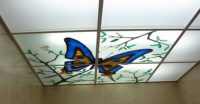 Подвесной кассетный потолок из матового стекла с нанесенным орнаментом и организованной сверху подсветкой