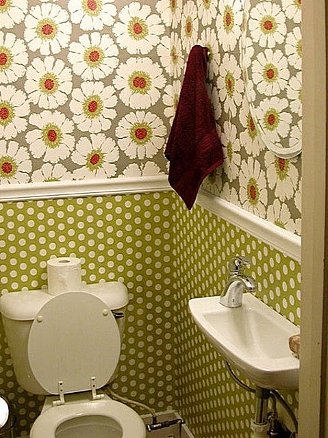 Стены туалета, особенно в верхней их половине, вполне можно отделать обоями