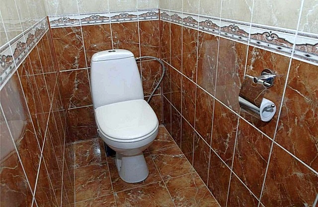 Керамическая плитка на стенах – традиционное решение при отделке туалетов и ванных