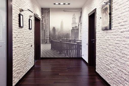 Дизайн коридора с кирпичиками и обоями