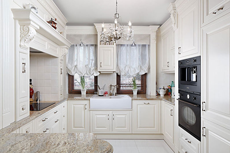 Интерьер с белой кухней в классическом стиле