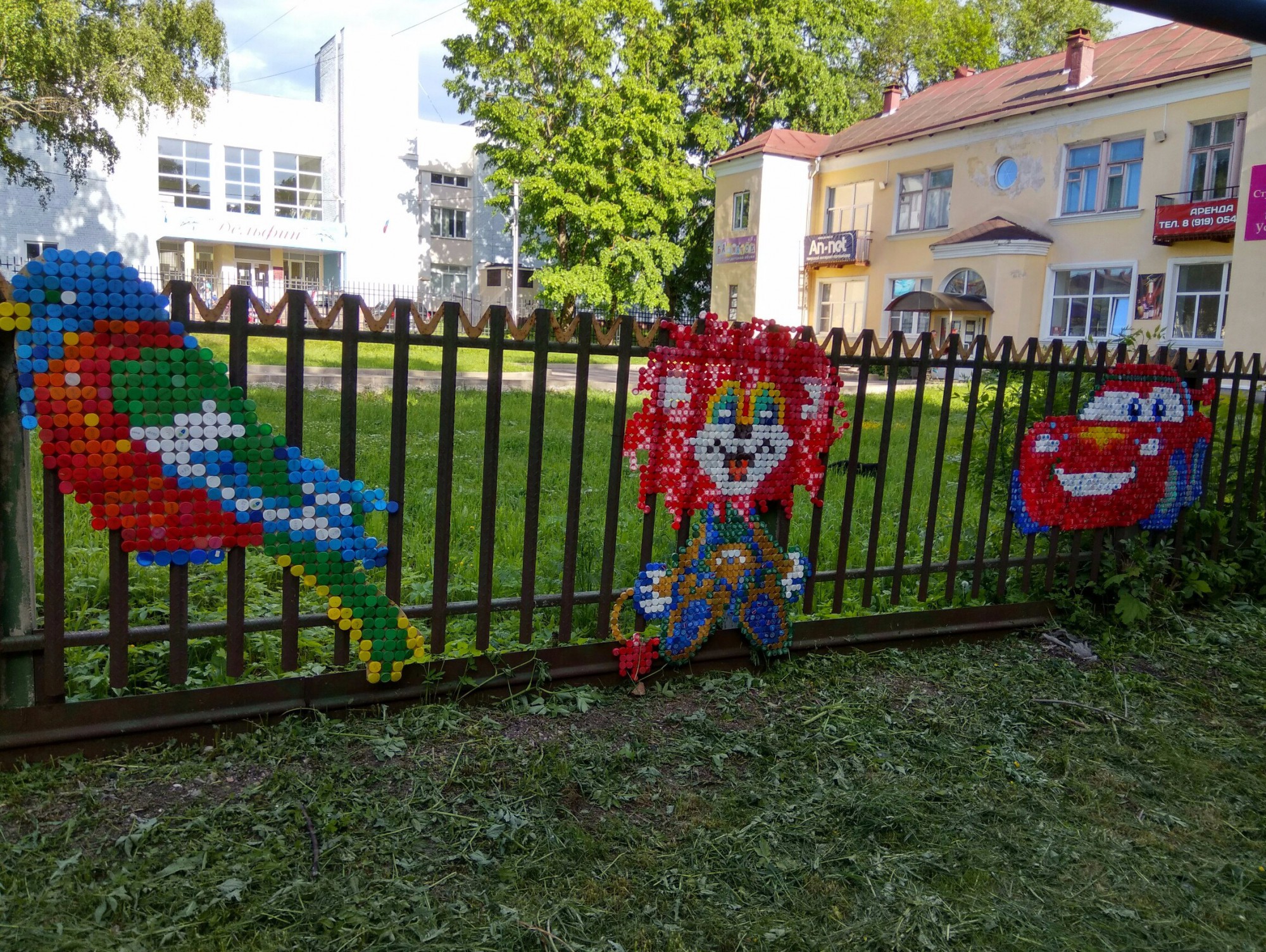 Украшаем детский сад своими руками фото. Украшение забора в детском саду. Забор из пластиковых крышек. Украсить забор в детском саду. Украшение забора пластиковыми бутылками.