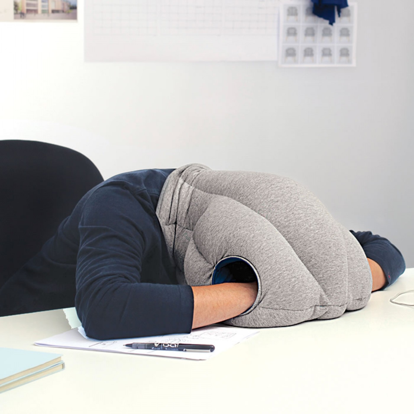 Спать головой в подушку. Острич Пиллоу. Подушка Ostrich Pillow. Подушка для сна на рабочем месте. Подушка для сна в офисе.