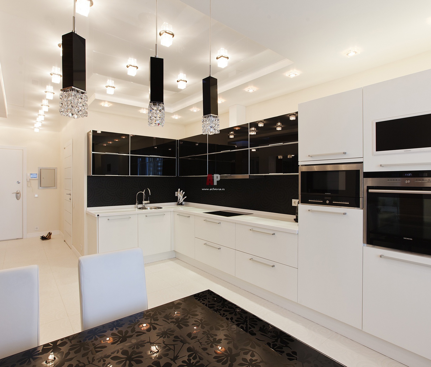 Кухня черный верх. Белые кухни. Черно белая кухня. Кухня в черно белом стиле. Кухня в белых тонах.