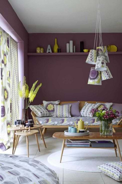 необычный дизайн гостиной в фиолетовом цвете
