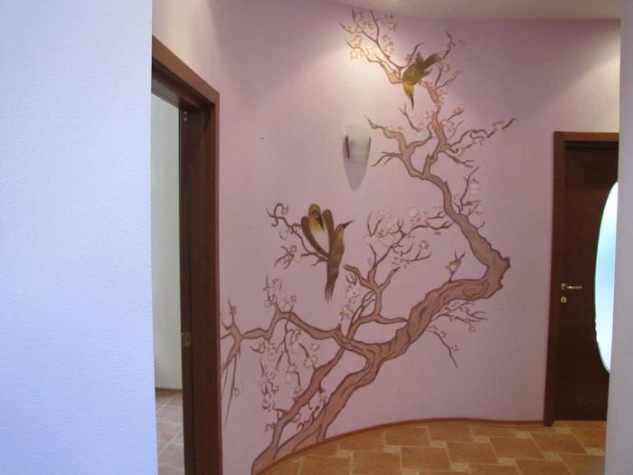 вариант оригинального дизайна комнаты с декоративным рисунком на стене