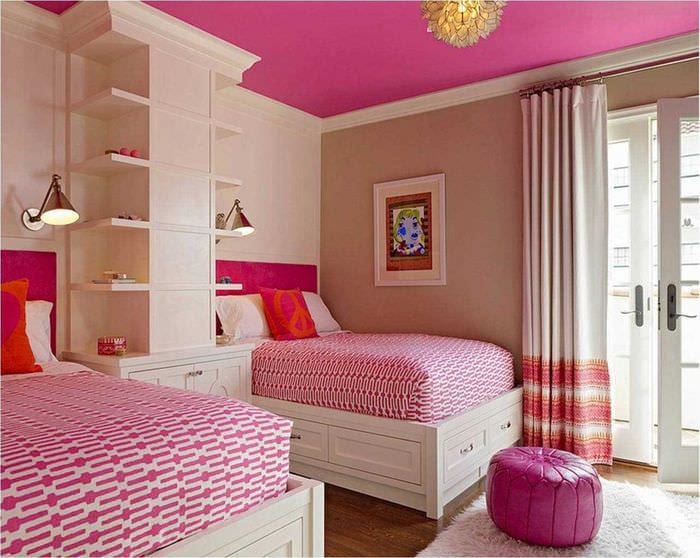 идея применения розового цвета в светлом декоре комнате