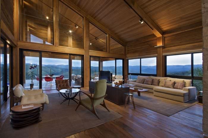 Дизайн гостиной деревянного дома с панорамными окнами