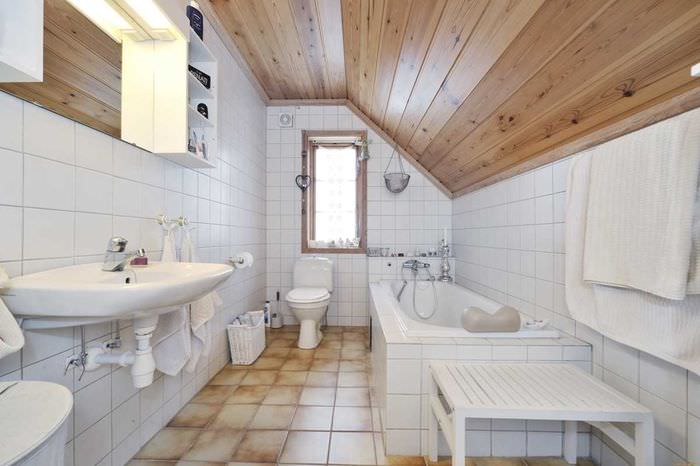Деревянный потолок в ванной загородного дома