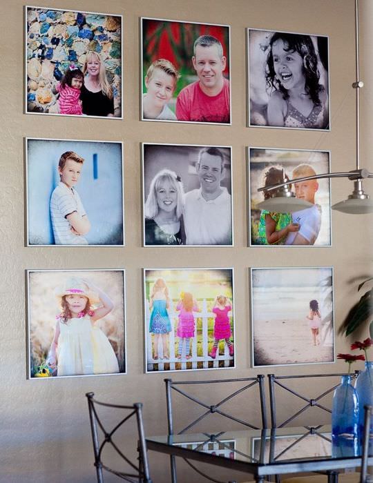 Декор стены кухни семейными фотографиями
